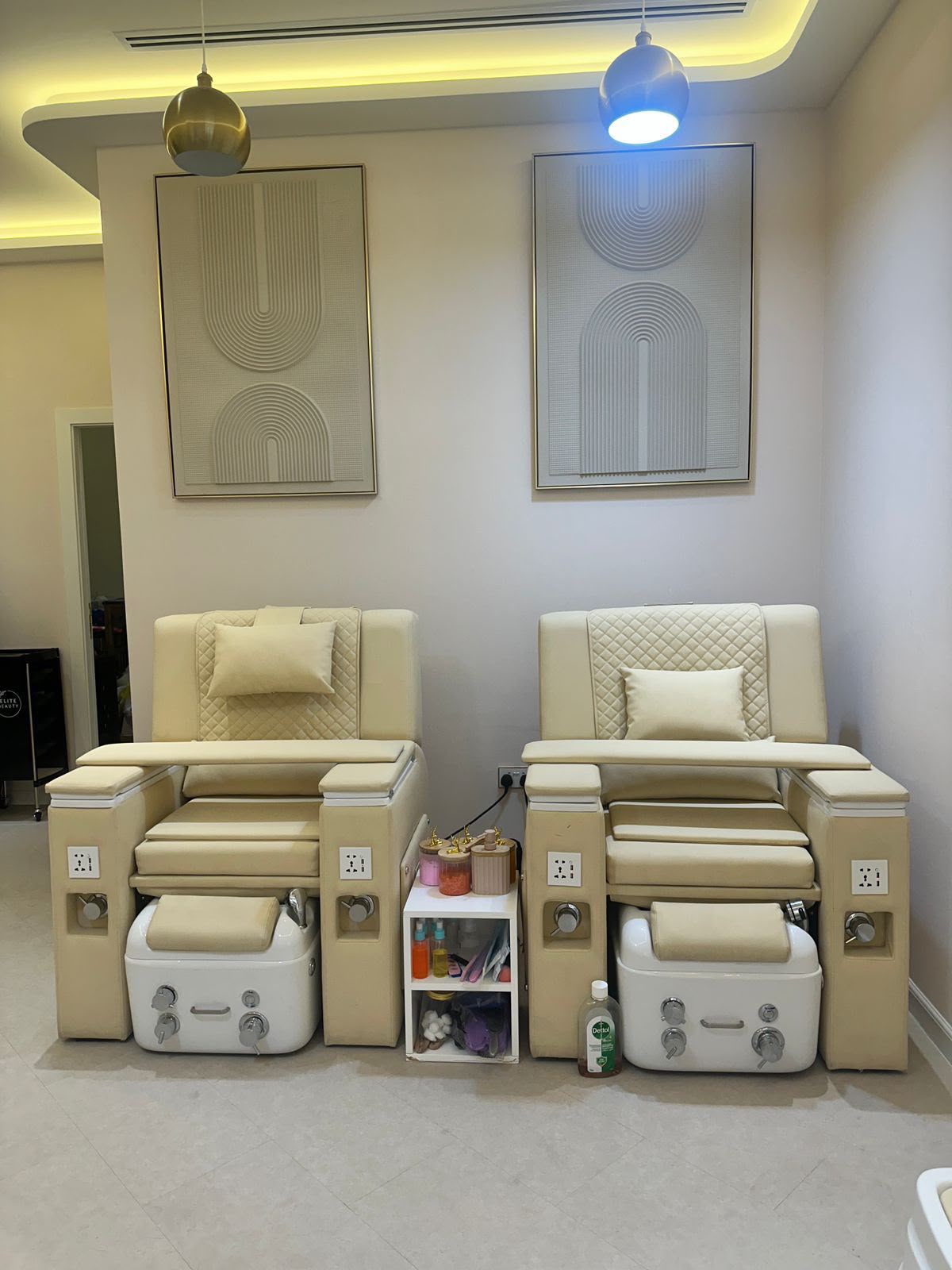 DIVINE ELEGANCE BEAUTY LOUNGE LLC